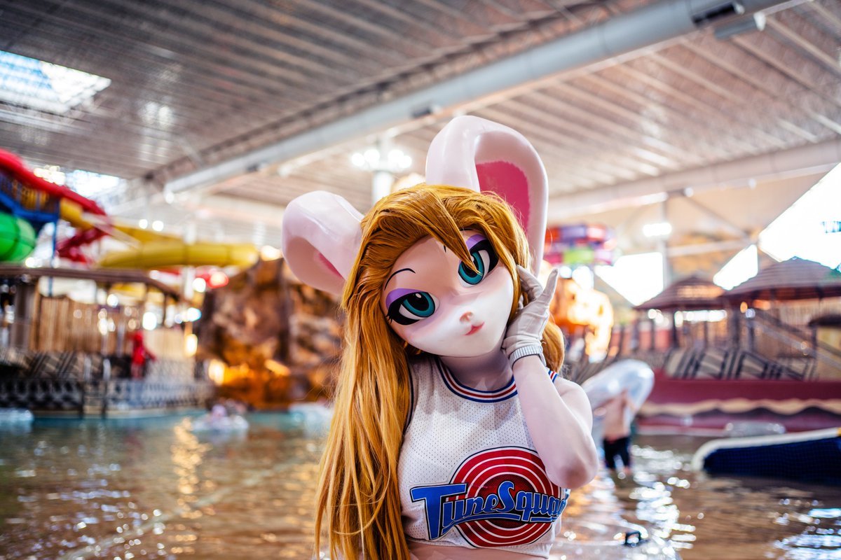 Afrodyte87's tweet photo. As winter marches on I'm remembering warmer times at the water park with friends @daishocon!! Miss you Fam!!! 😊
📸: Ahmed (https://t.co/crLHQ6MqGI)
#daishocon2019 #daishocon #lolabunny #LolaBunnyCosplay #RideThePigStudios https://t.co/gHHpliylxY