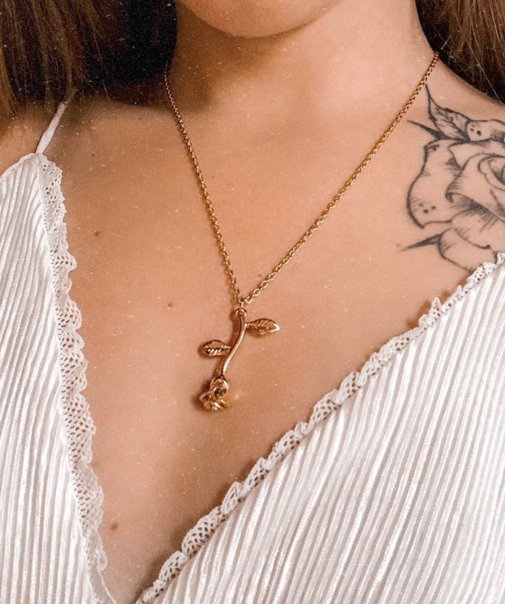 GiftsofLuxury's tweet image. Make her day with a rose necklace 🌹 #makeherday