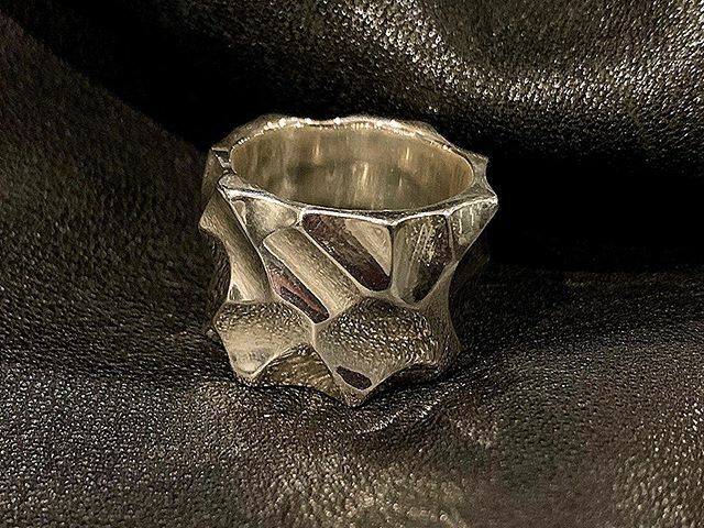 RiskyLife0418's tweet photo. 過去最大のボリュームでのオーダー。ご注文ありがとうございました😊
・
・
・
#MONGOLIANHEAD #handmade #silveraccessory #cutring #texture #art #madeinjapan #モンゴリアンヘッド #ハンドメイド #シルバーアクセサリー #カットリング #指輪 #富山 #高岡 #RiskyLife https://t.co/gguKuZc25A https://t.co/Qjv3TuvjxU