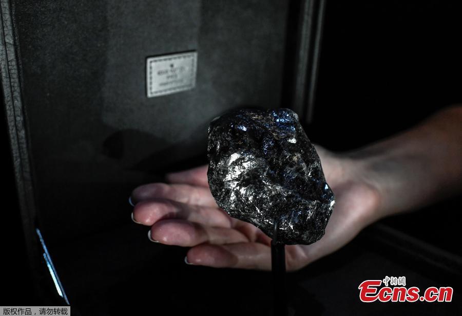 Echinanews's tweet photo. The #LouisVuitton luxury house presents its latest purchase - a tennis ball sized rough diamond from January 21 in Paris that "rock" to a selected audience. Named #Sewelo, it's the world's second largest diamond. https://t.co/7idnBpDASm