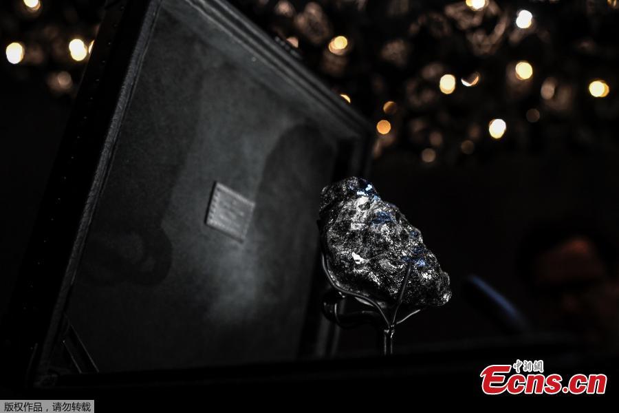 Echinanews's tweet photo. The #LouisVuitton luxury house presents its latest purchase - a tennis ball sized rough diamond from January 21 in Paris that "rock" to a selected audience. Named #Sewelo, it's the world's second largest diamond. https://t.co/7idnBpDASm