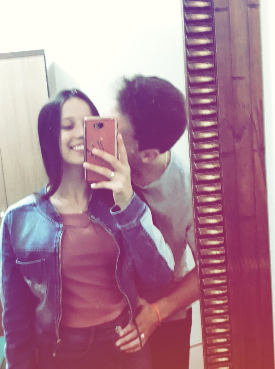 AnaBartsch's tweet photo. Era pra ser só uma ficada antes de iníciar a aula e olha aí, 2 anos e 1 mês ❤ https://t.co/rfPvu3IKmd