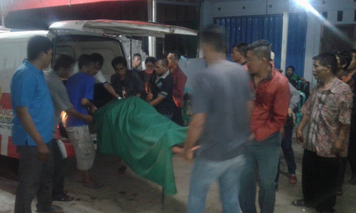 GerindraKabBgr's tweet photo. kegiatan ambulance Dr H FADLI ZON Ss., M. Sc membawa jenazah bpk POHAN SINAGA dari RS BMC di bawa ke rmh duka perum GRAHA PRIMA BEKASI https://t.co/1D6ga6QfHl