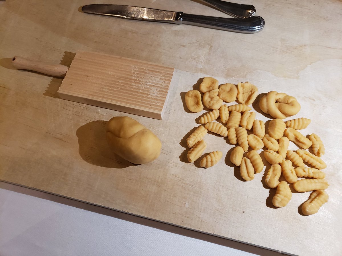 LisaKresky's tweet photo. Week 4 2020 - Activity outside my regular routine - checked out a mall I hadn't been to before (Bayview Village) and saw a live art installation while there, followed by a pasta making workshop at Parcheggio that included a 3 course meal.  @Toronto #livinglifetofullest #pasta https://t.co/uYByrA9Hfl