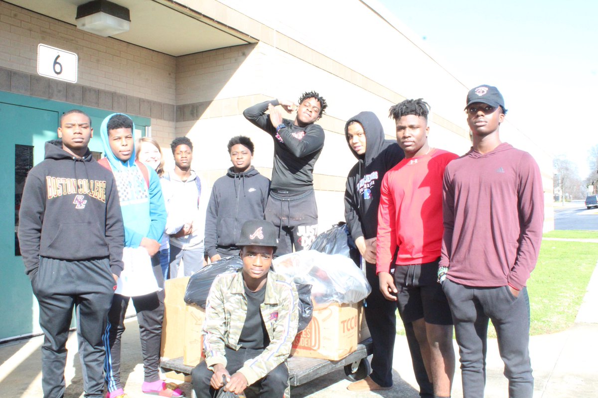 Coach_Dargan's tweet photo. Shoutout to these guys for coming out Monday and volunteering for a day of service in honor of MLK. @d1djaay @CamBam54 @espnkenn @omargay30
#RebuildTheCity #RaiseTheStandard https://t.co/gKM2kvIdEy