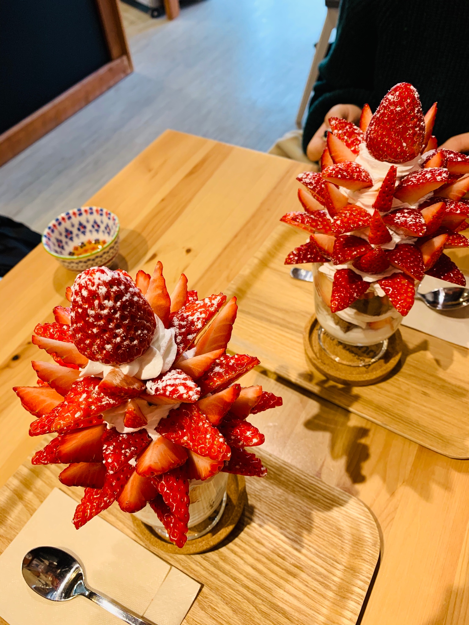 神戸でミュージアムジカを浴びるぽむ 神戸の月見山駅近くのカフェでいちごパフェ 紅ほっぺとおいcベリー両方堪能できて幸せ マスターがいちごについて語ってくれていちご愛が伝わってきた パパパピッピーズ T Co D8ccaqjp0h Twitter