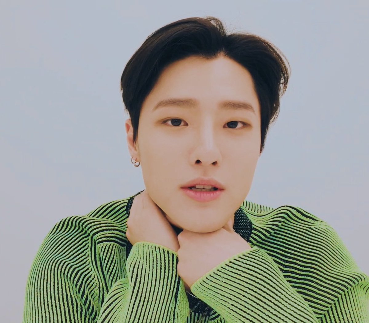 maddyoun's tweet image. Cho Seungyoun on his V Live🥺 no one can resist his charm😭😭 #choseungyoun #X1_new_beginning 
#woodz