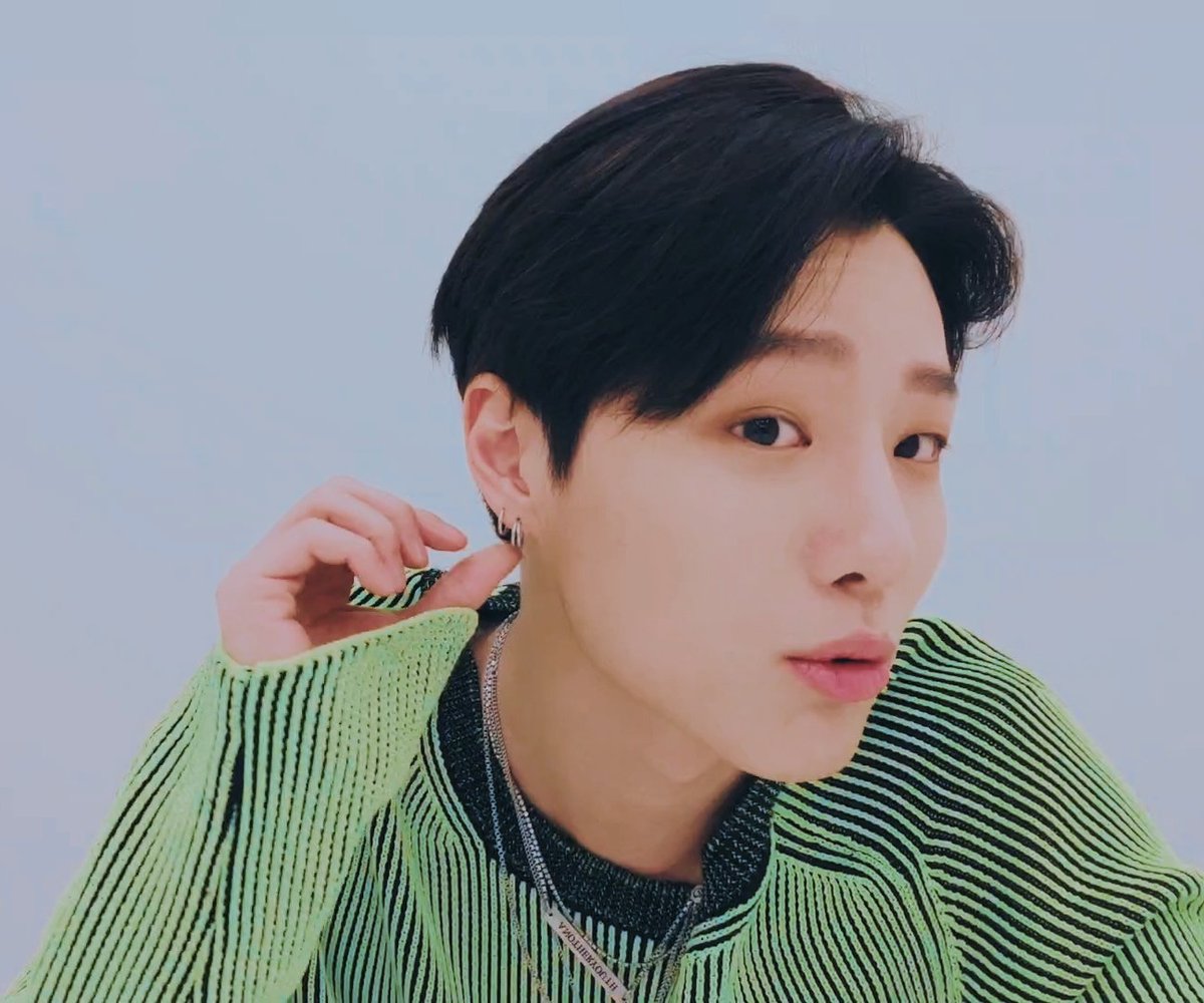 maddyoun's tweet image. Cho Seungyoun on his V Live🥺 no one can resist his charm😭😭 #choseungyoun #X1_new_beginning 
#woodz