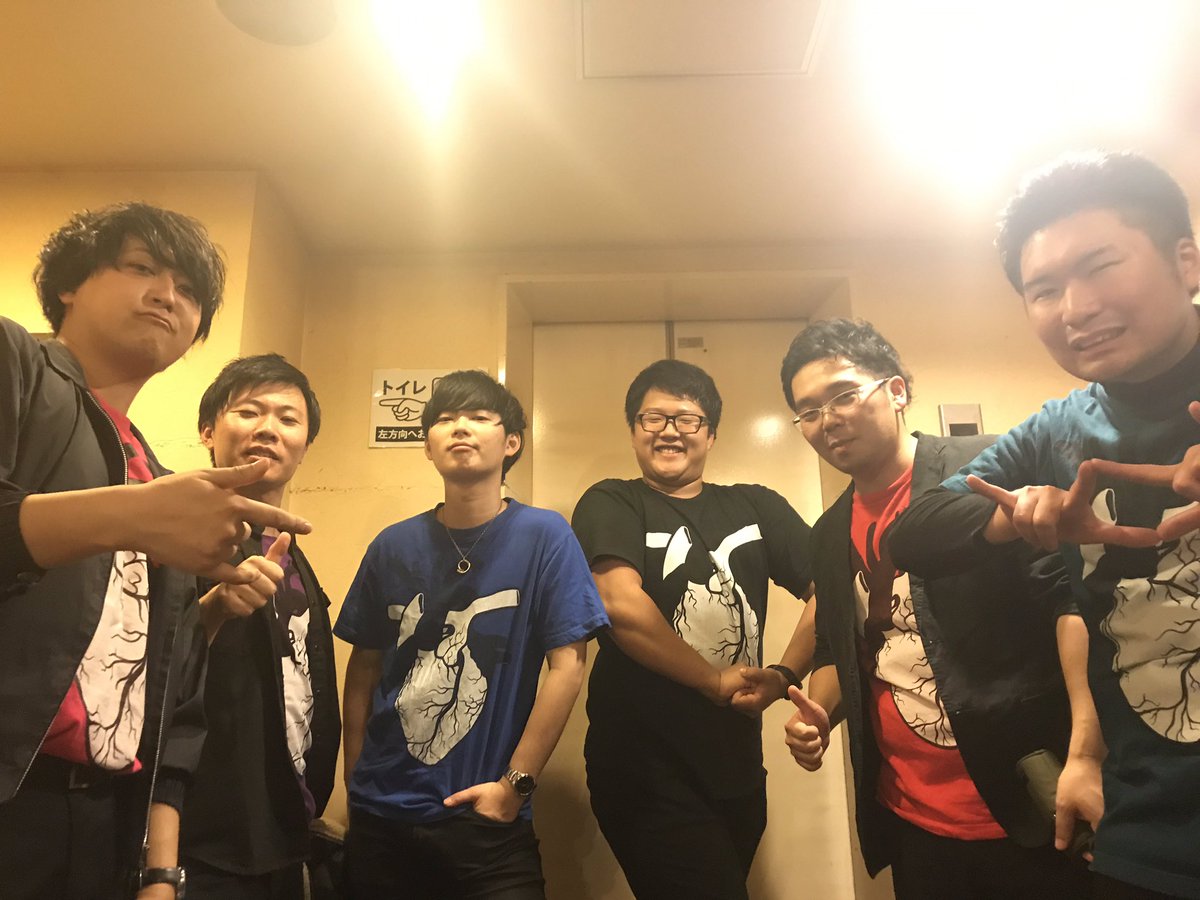 Gozo_Rock's tweet photo. 1月25日（土） 秋田で歌うぜ！！
秋田club swindle 13時半START

企画も楽しんで参加してくれ！
推してるメンバーのうちわ、ペンライトを振ってくれ！！！！

青→ピエール
黒→えんつば
緑→会長
ピンク→しゅうせい
紫→ゆっと
赤→つとむ

予約フォーム
https://t.co/taTMwKt8IK https://t.co/mmHJUCF1pC