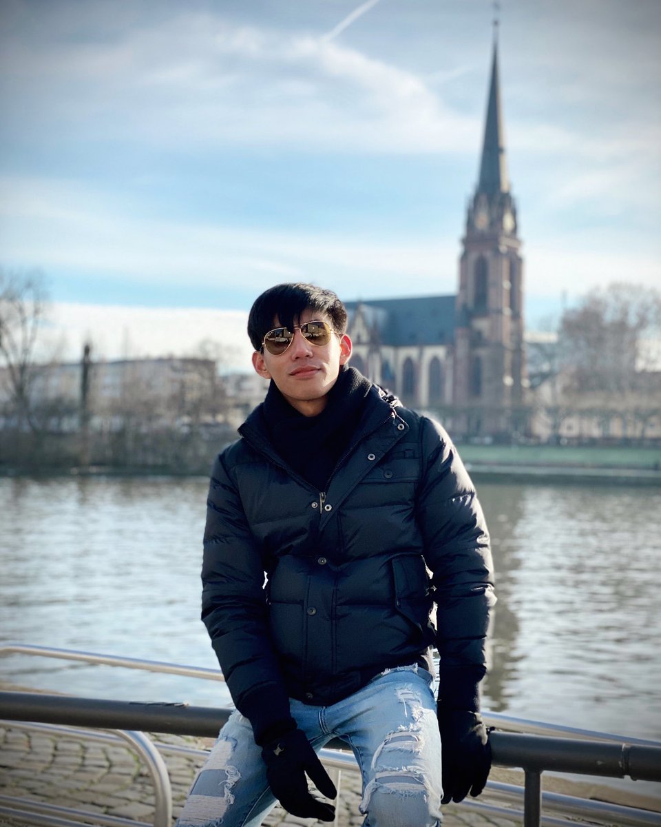 xneobuzzer's tweet photo. Be the best version of you >>>>>>•<<<<<< 😉😊☺️ # NPVRTRIP👬🏽💙 #GERMANY 🇩🇪
#Römerberg #Germany #FRANKFURT #EUTRIP2020 🇪🇺#WINTER https://t.co/yPbZQYuXPI