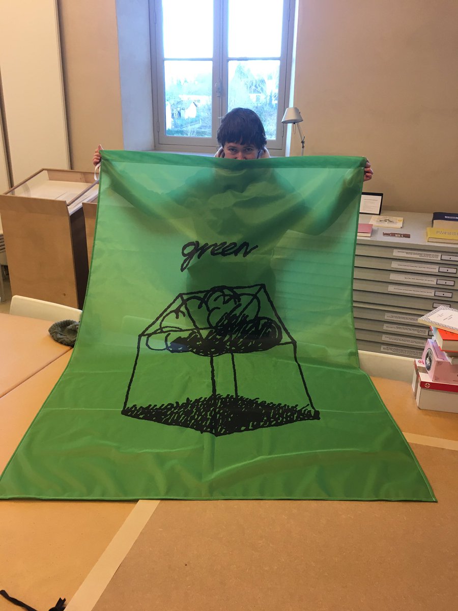 Déferlement du drapeau lors du montage de notre exposition « Sous serres : coefficients d’agriculture dans les livres d’artistes » qui sera visible au Centre des livres d’artistes à Saint Yrieix la Perche du 31 janvier au 18 avril 2020.