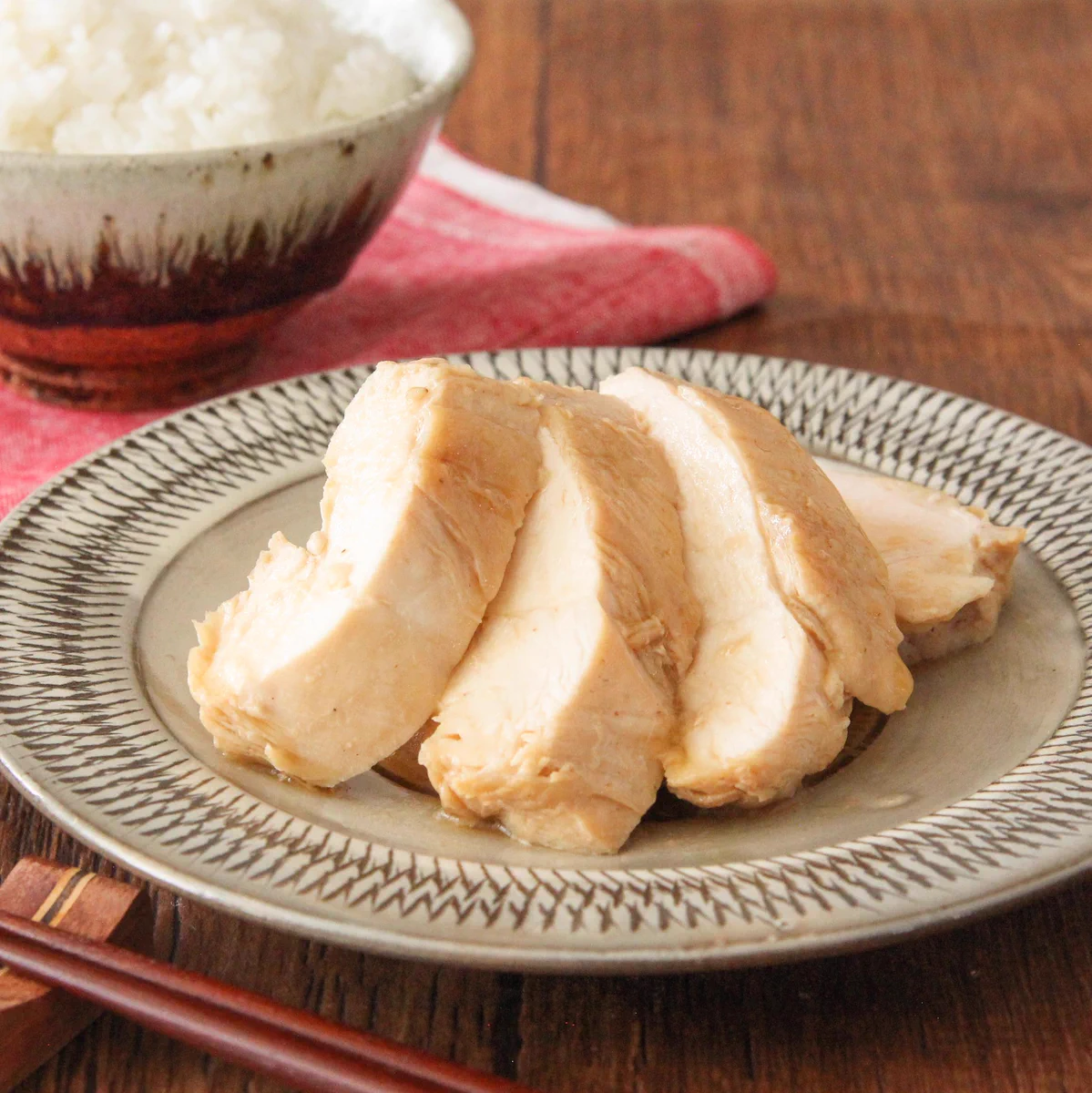 しっとりジューシー美味しそう･･･！電子レンジで作れる鶏胸肉のサラダチキンレシピ！
