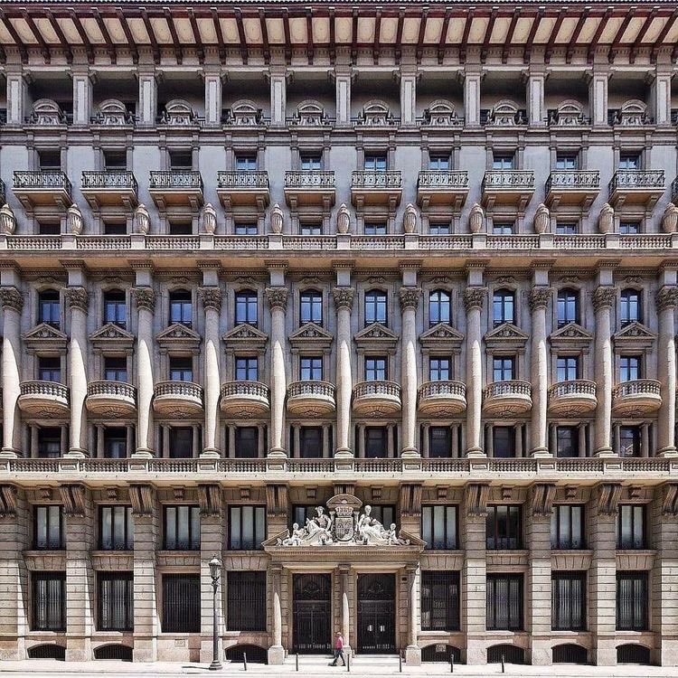 Thrusting commercial classicism embodying new trades & building typologies was bot restructed to the US, this is the Treasury Headquarters aka State Tobacco Company, Barcelona, Francesc Guàrdia i Vial, 1923. Picture by StoptheRoc