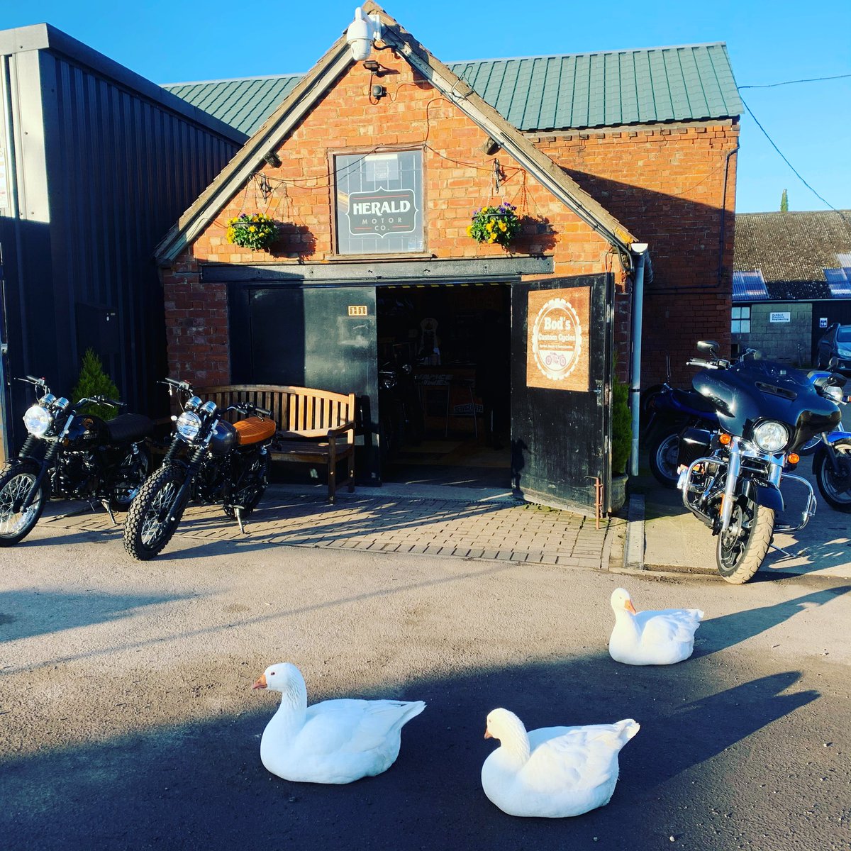 BodsCustom's tweet image. Security are out in force. #wildgeese #bodscustomcyclea