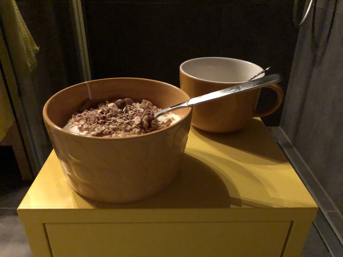 Ontbijt in bad. Nog 10 minuutjes en dan lekker aan de slag! 🛀