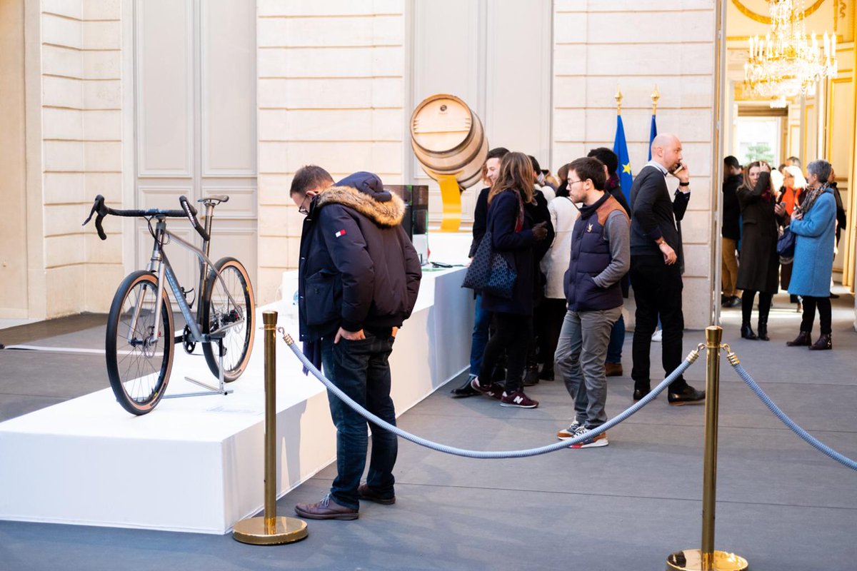 magnstories's tweet photo. #MadeinFrance #ChooseFrance 
Baguette, camemberts et vins français mais pas que.. dans nos régions, les entreprises innovent pour répondre aux enjeux actuels, dont ceux de l'environnement 👉 120 objets fabriqués en France ont été exposés à l’Élysée :  https://t.co/BtDFh3hrCG https://t.co/b1xYRRsfZ5