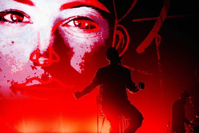 Rossaliena's tweet photo. Voliamo in alto e lí restiamo a goderci lo spettacolo dell'Arte, della Veritá e dell' Amore che ci fai..♥️🎶🌹
#intothenew #redpassion #marcomengoni #atmosphere #music #live #love #life #respect #grateful #atlanticoexperience #mengonilive2019 #visualar… https://t.co/Evrw7ymywT https://t.co/XOs0tXdPv4