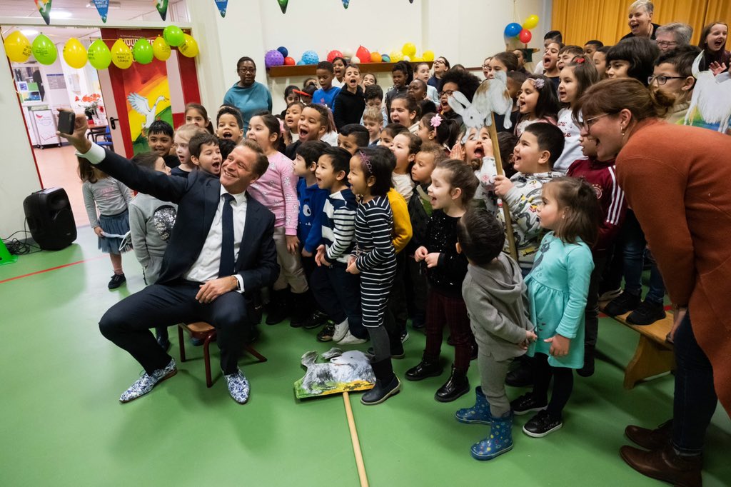 hugodejonge's tweet photo. Voor de @voorleesdagen was ik vanochtend voor even weer terug op de Da Costa School in Rotterdam-Zuid. De plek waar ik zo’n 20 jaar geleden (als 22 jarig broekie) als adjunct-directeur aan de slag ging. Leuk om weer eens voor te lezen én samen te zingen. #voorleesdagen https://t.co/X97jX0DXe5