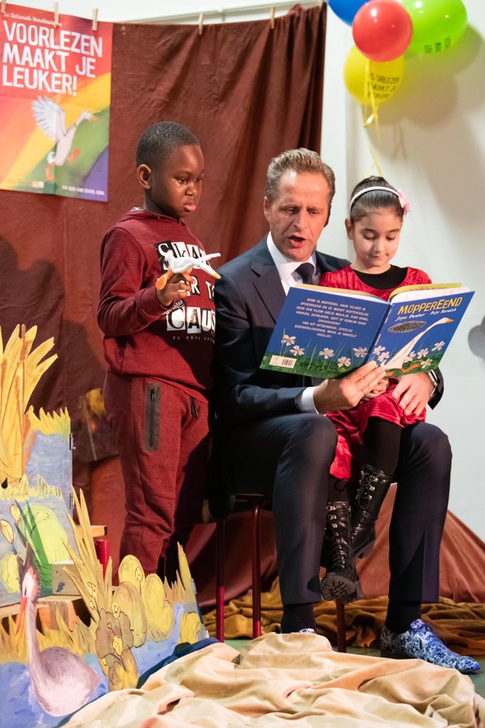 hugodejonge's tweet photo. Voor de @voorleesdagen was ik vanochtend voor even weer terug op de Da Costa School in Rotterdam-Zuid. De plek waar ik zo’n 20 jaar geleden (als 22 jarig broekie) als adjunct-directeur aan de slag ging. Leuk om weer eens voor te lezen én samen te zingen. #voorleesdagen https://t.co/X97jX0DXe5
