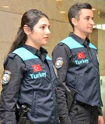 pasaportum's tweet photo. Pasaport polislerinin yeni kıyafetlerindeki "Turkey" ibaresi "Türkiye" olarak değiştirildi. https://t.co/0hj52BdkZz
