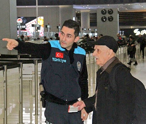 pasaportum's tweet photo. Pasaport polislerinin yeni kıyafetlerindeki "Turkey" ibaresi "Türkiye" olarak değiştirildi. https://t.co/0hj52BdkZz