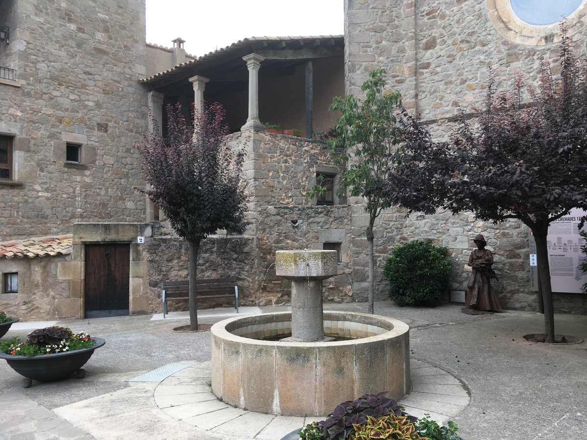 twitcooltur's tweet photo. El Comunidor de Sant Feliu Sasserra és un terrat des d’on el capellà paralitzava les tempestes creades per les bruixes. Descobriu aquest, i altres indrets, a través de la nostra pàgina web.
https://t.co/CiO3CQ98dg
#BCNmoltmes #Catalunya #Turismo #bruixeria https://t.co/Nyc2gWaGwd