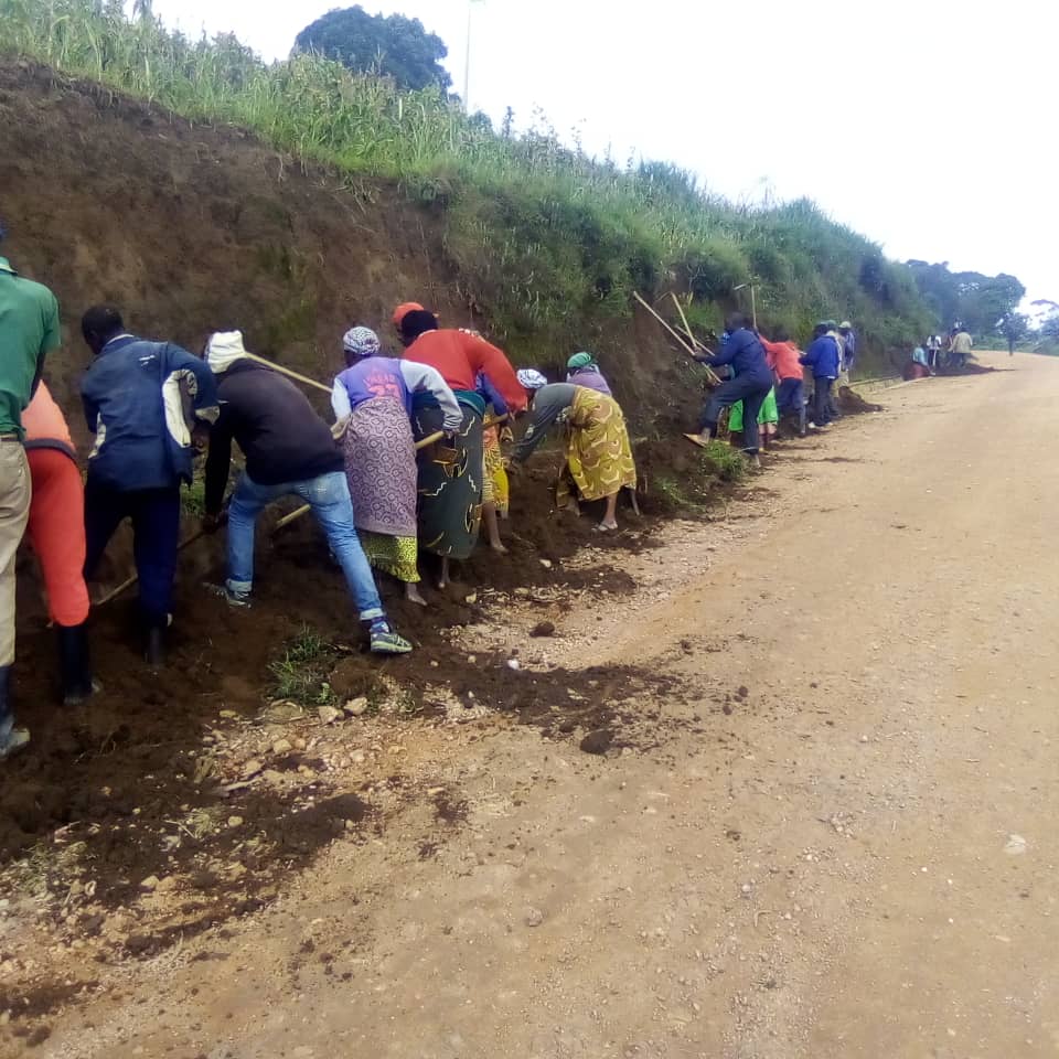 Nyamagabe's tweet photo. Mu Kagari ka #Rambya ho mu Murenge wa #Buruhukiro abaturage barimo gukora umuganda udasanzwe ugamije gusibura rigori y'umuhanda uhuza Akagari ka #Rambya n'Akagari ka #Kizimyamuriro.
Aba baturage baremeza ko ibyo bagezeho nta wabisenya barebera kd barimakaje umuco w'ubutore. https://t.co/prKJVA6B9P