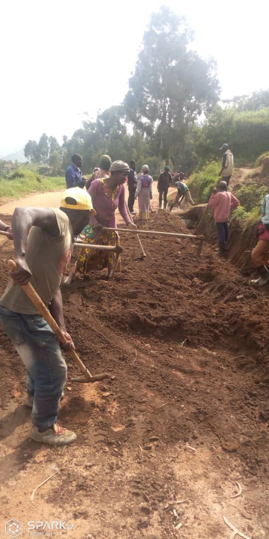 Nyamagabe's tweet photo. Mu Kagari ka #Rambya ho mu Murenge wa #Buruhukiro abaturage barimo gukora umuganda udasanzwe ugamije gusibura rigori y'umuhanda uhuza Akagari ka #Rambya n'Akagari ka #Kizimyamuriro.
Aba baturage baremeza ko ibyo bagezeho nta wabisenya barebera kd barimakaje umuco w'ubutore. https://t.co/prKJVA6B9P