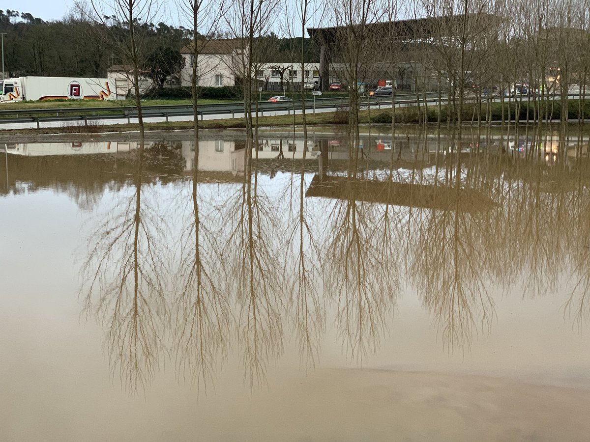 MPERICHX's tweet photo. Aigua i més aigua #Temporalgloria #TemporalTV3 #fogarsdelaselva #laTordera https://t.co/S0byR03TmV