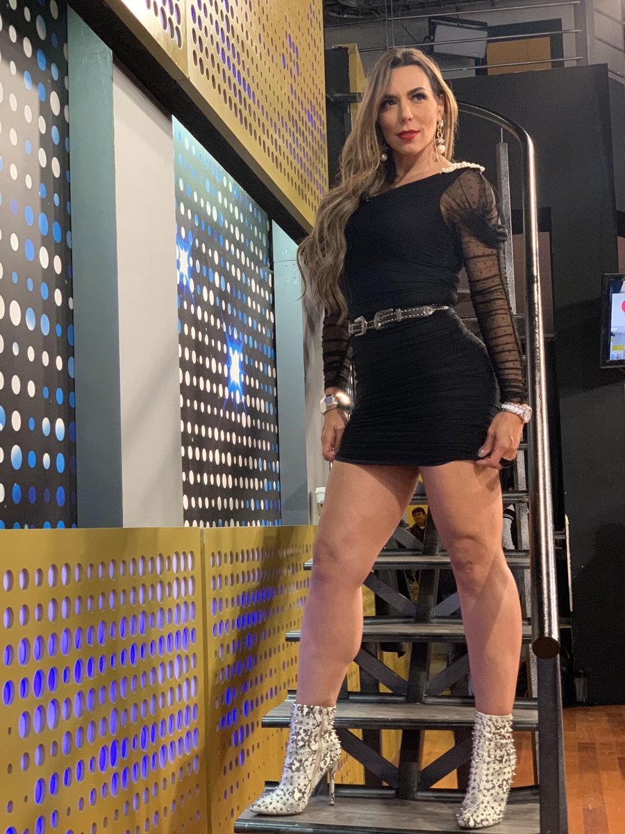 lavecinavanessa's tweet photo. 🖤🖤🖤
Seguimos en #esshowenel6 vía @multimediostv .
.
.
#makeup @oscarcerdabeauty
#zapatos #shoesaddict @forever_fashionshoelover
#cabelloabundante #extensionesdecabello @paolabeautysupply
#vestido #estudiof https://t.co/31BfvzvJa3