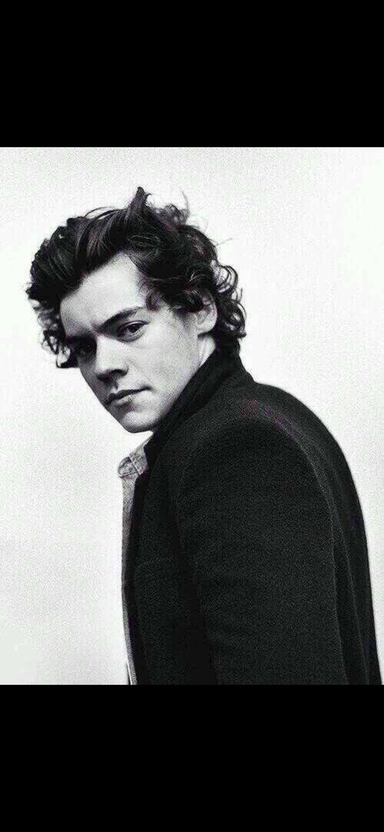 alwysarmy's tweet photo. Au larry 

"Harry é um bioquímico renomado que se vê contra o tempo para achar um resquício de salvação para sua doença sanguínea considerada rara. Desesperado, Harry começa a fazer experimentos com morcegos hematófagos. Mal sabia ele que o preço a se pagar seria alto demais" https://t.co/oW8p78ab6u