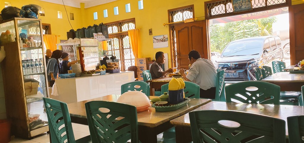 YumekanaeY's tweet photo. ちょっと早めの今日のランチは、国内出張先 CilegonのWarung「RM.ASEM」で、「Sop Iga Sapi (牛肉スペアリブ・スープ)🥣」

RM:Rumah Makan (食堂の意)🧕🏠

#sop #iga #igasapi #warun #スープ料理 #スペアリブ #スペアリブスープ #ランチ https://t.co/XaR3bgnZN2