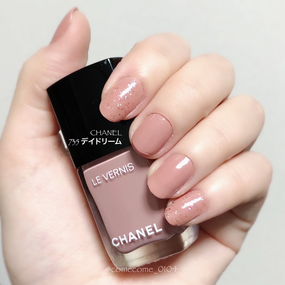 もち コスメ購入品 Chanel ヴェルニ ロング トゥニュ 735 デイドリーム 春の新色の定番色 肌なじみ抜群のピンクベージュで指先が綺麗に見える シャネルのネイルは速乾 塗りやすい 1度塗りでも綺麗なのがとてもすき これも1度塗り 2度塗りは