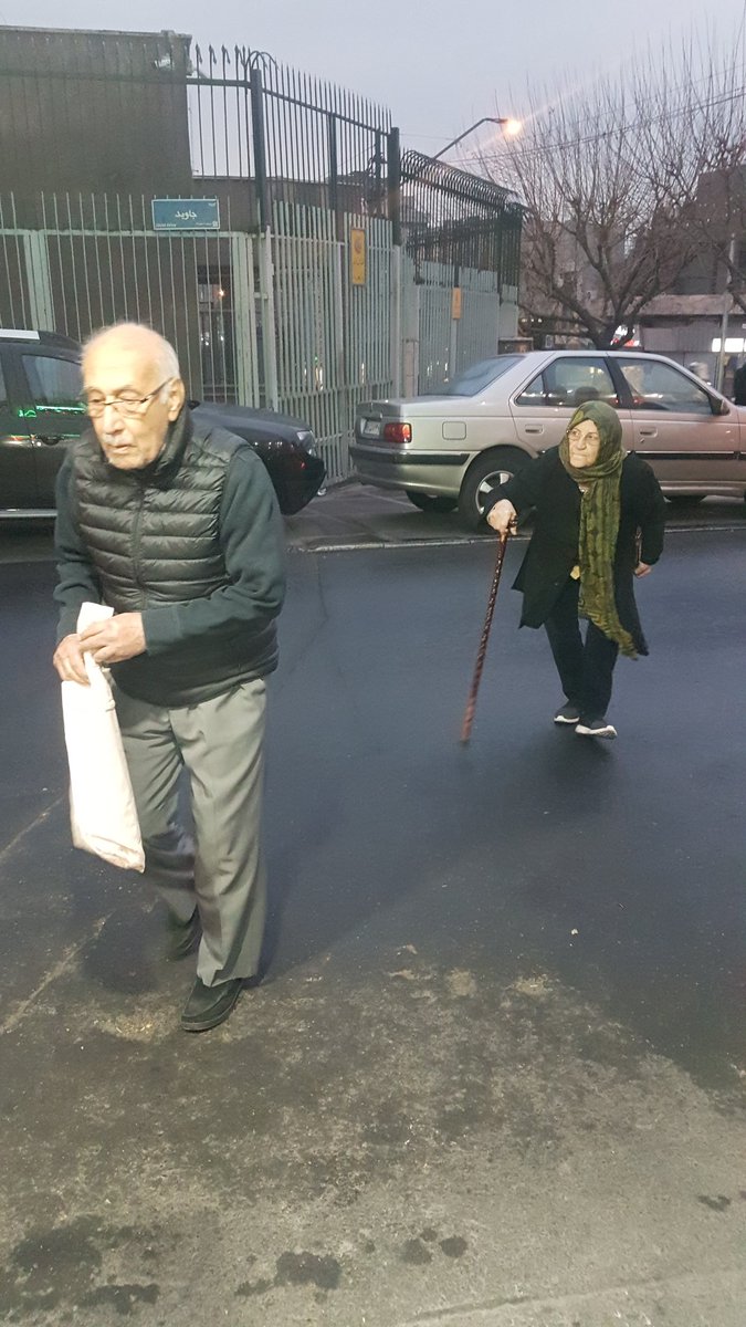 Feredi83566539's tweet photo. دیروز صف نونوایی، ۲تا اسطوره عشق دیدم دلم براشوون رفت😢
پیرمرد رو سکو نشسته بود نفسی تازه کنه پیرزن دستشو گرفته بود با شالش داشت سرشو خشک می‌کرد سرما نخوره🙁
مُردم براشون😍بعد اومدن نون بگیرن، سر حرف باز شد پیرزن گفت ما طاقت دوری همو ۶۰ ساله که نداریم! به اون مرد خیلی حسودیم شد🤞 https://t.co/wur2BXyTcu
