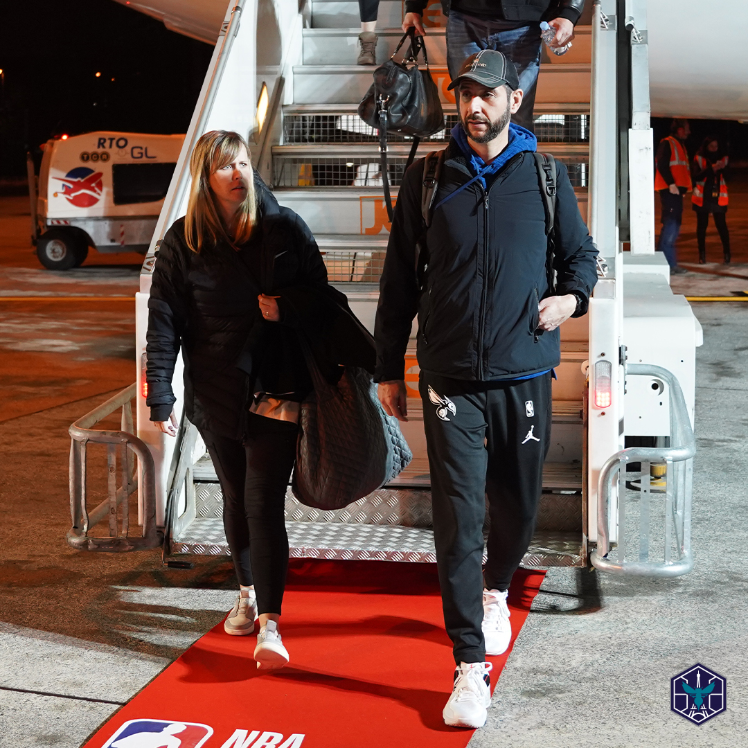 ...and after a long flight east - we arrived in PARIS!

🇫🇷🇫🇷🇫🇷

#HornetsParis