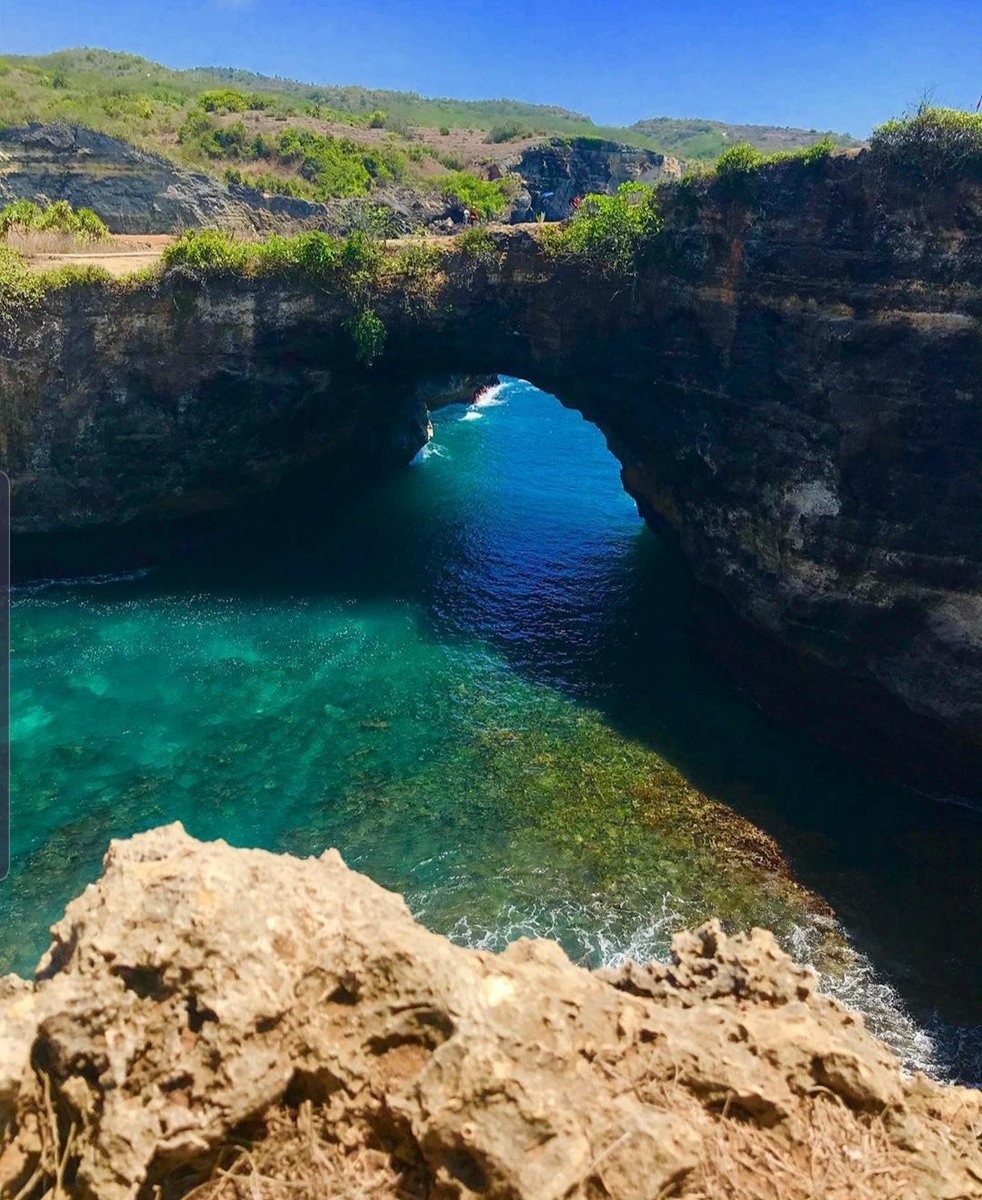 MYantiara's tweet photo. Paradise Island
#Bali #BaliIsland #AmazingBali #Awesome #WonderfulBali #Vacation #Holiday #Trip #Traveling #travel #beach #mare #spiaggia #beautifulbeach #landscape #view #cliff #bluesea #ocean #sea #nusapenida  #explore #explorebeach #explorebali #Indonesia #BaliIndonesia https://t.co/RiRZVDEc5D