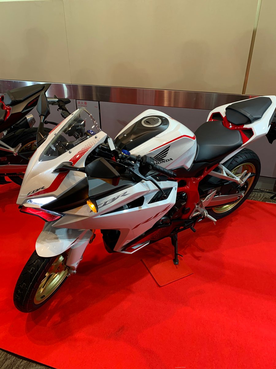 大谷 匡紀 群馬県バイクショップ馬似駆屋sbs伊勢崎西 Ar Twitter Honda Cbr250rr 7月発売予定 トリコ色も良いですが ホワイトにフレームレッド ホイールゴールドが映えますね 早期予約にはクイックシフターが 純正クイックシフターが後付けできる予定