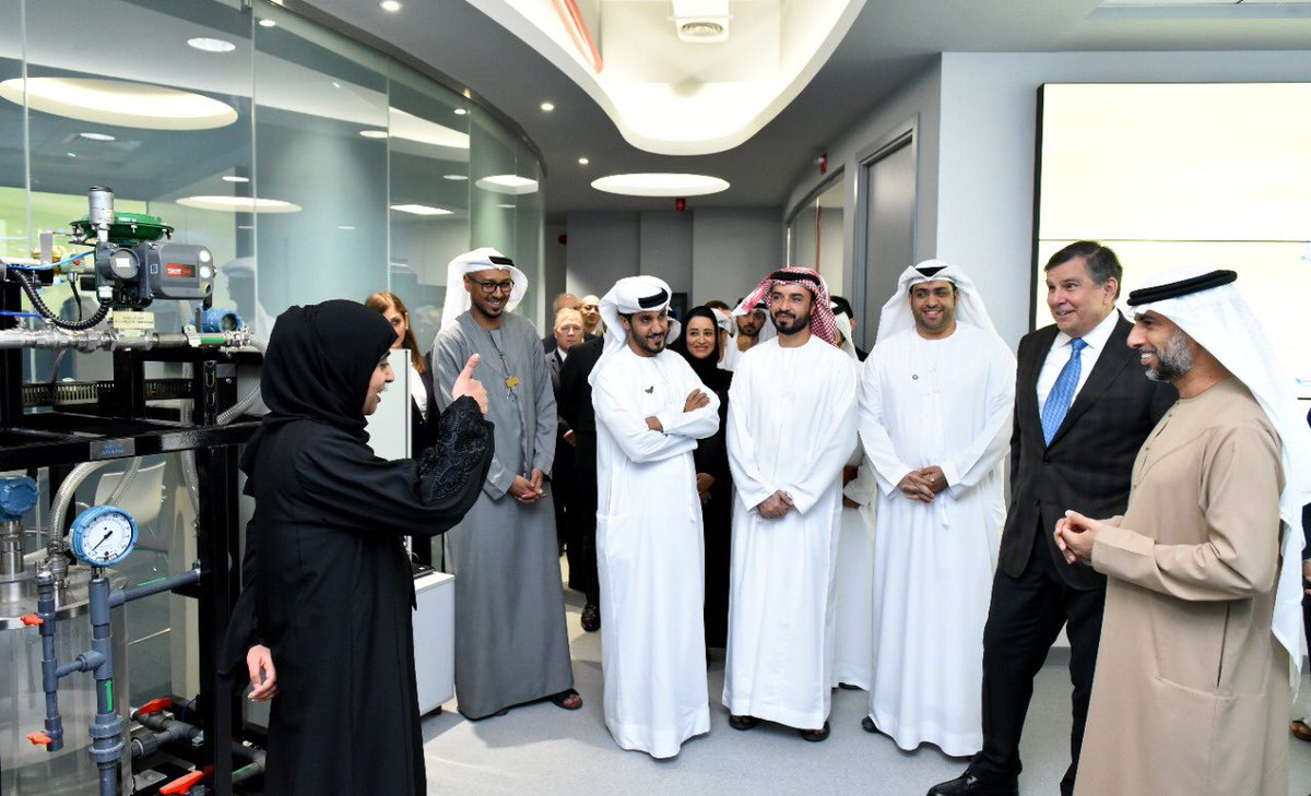 MOEIUAE's tweet photo. معالي سهيل بن محمد المزروعي يزور مصنع إميرسون ويطلع على التحول الرقمي للشركة، وخطوط الإنتاج .. كما اطلع معاليه على برامج تدريب المواطنين وتأهيلهم . https://t.co/of6M8YM8SQ