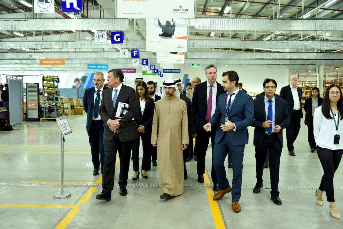 MOEIUAE's tweet photo. معالي سهيل بن محمد المزروعي يزور مصنع إميرسون ويطلع على التحول الرقمي للشركة، وخطوط الإنتاج .. كما اطلع معاليه على برامج تدريب المواطنين وتأهيلهم . https://t.co/of6M8YM8SQ