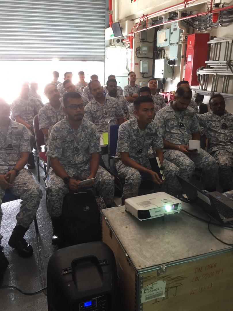 abiazd22's tweet photo. #Commsbrief dikendalikan oleh PS KOM Markas Armada Barat di @KD_LekiuFFGH30 bagi meningkatkan kompentensi anggota KOM dan persediaan Pangkor War 1/20 @MPA_Barat @reza_azeranil63 @ArisAdiTanBinA1 https://t.co/kb3aGQctc2