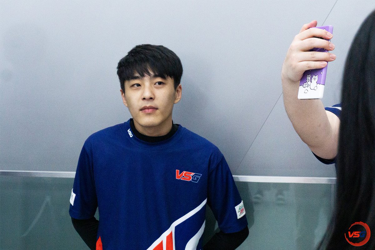 vsgteam's tweet photo. #TEAMVSG #PUBG #BSC2020 스케치 사진! 📸

P1. #Hulk 와 #Foxy 그리고 @PUBG_Daengchae 
P2. 오랜만에 모인 액토즈 레드 With #SuPPak
P3-4. 팬미팅에서 #Yakk 와 #Starlord https://t.co/bNQOoBEXuC