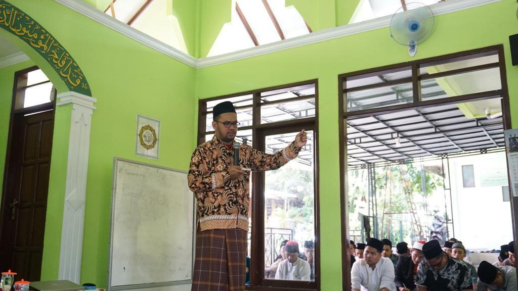 PonpesBesongo's tweet photo. [[Seminar Perdamaian]]
"Santri Sebagai Penggerak Toleransi Perdamaian Negeri"
.
"Cara menikmati kebahagiaan adalah dgn membagikan kebahagiaan kepada orang lain (Share Happiness)" 
-Tedi Kholiludin, S. Hi., M. Si.

#pascalib2020
#dafabesongo
#SantriGayeng
#pesantren 
#alasantri https://t.co/mZE2T9qVxn