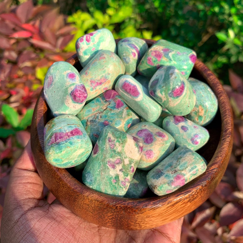SolsticeStore's tweet photo. Tumbled Ruby Fucshite in daylight vs UV light 😍😍😍
These are available for :
ONE piece : $4
FIVE pieces Set : $3.50 each
Visit : https://t.co/wGNx8s4w96 or DM to purchase!
#fluorescent #UVlight #ruby #rubyfuchsite #tumbledstone #crystals https://t.co/KFpwrFMlTA