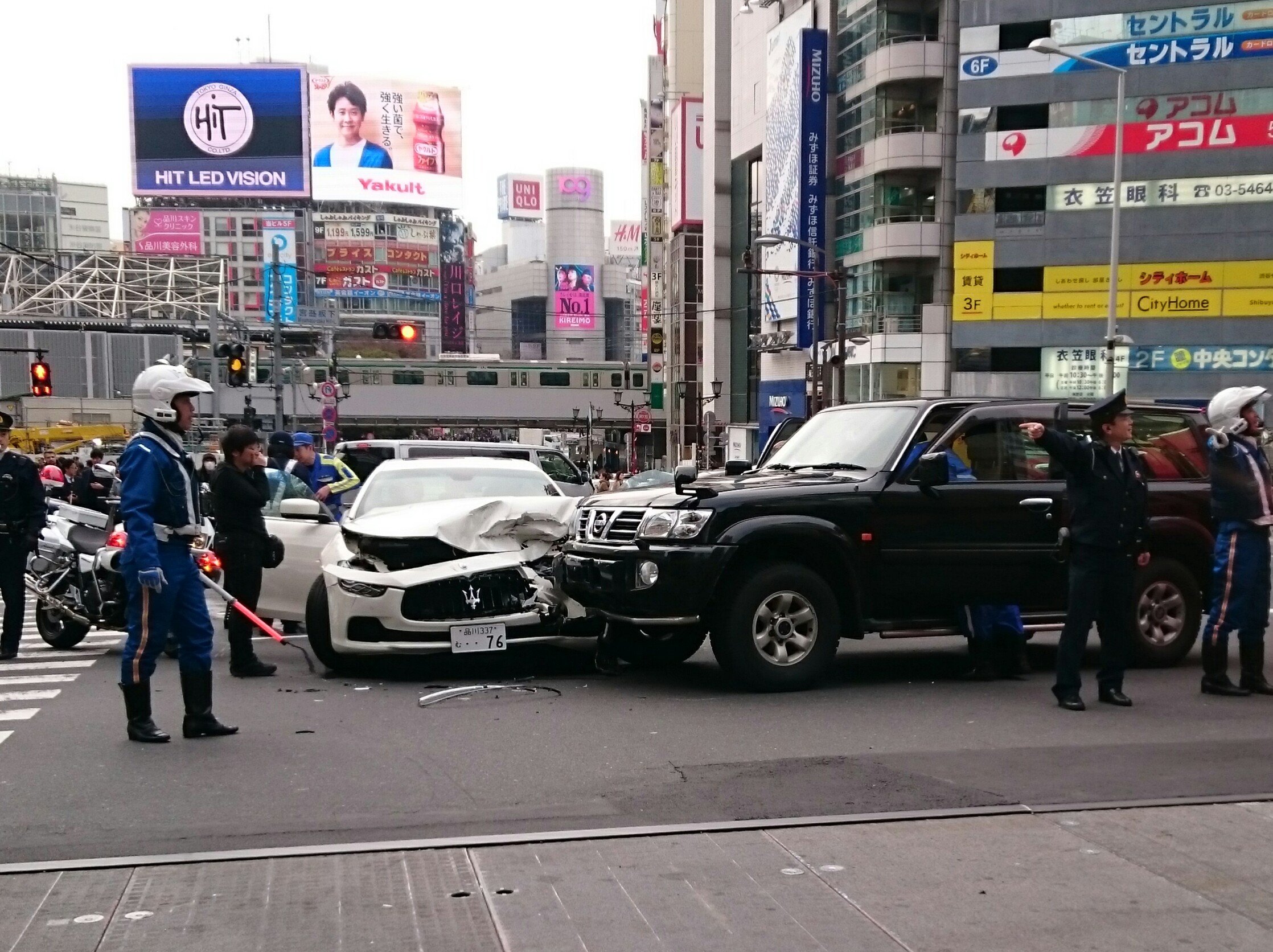 渋谷の宮益坂交差点のベンツの交通事故現場の画像