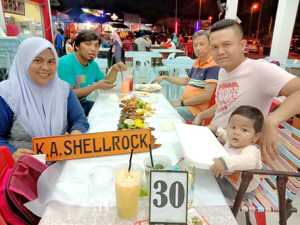 K3rasa's tweet photo. Comel nyeee adik mai makan shellout di @kakanieshellrock_lg 😍😍😍... Kenapa cute sangat 😘😘😘 https://t.co/gr2lbKtdeR