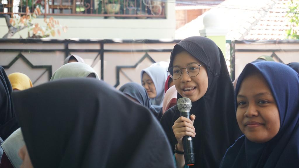 PonpesBesongo's tweet photo. [[Seminar Perdamaian]]
"Santri Sebagai Penggerak Toleransi Perdamaian Negeri"
.
"Cara menikmati kebahagiaan adalah dgn membagikan kebahagiaan kepada orang lain (Share Happiness)" 
-Tedi Kholiludin, S. Hi., M. Si.

#pascalib2020
#dafabesongo
#SantriGayeng
#pesantren 
#alasantri https://t.co/mZE2T9qVxn