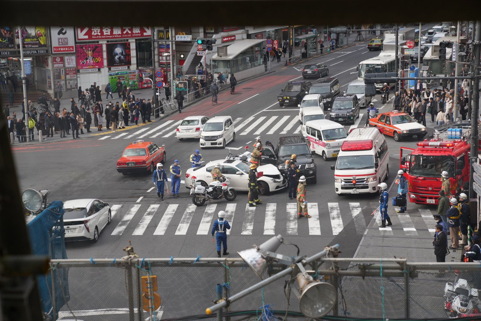 画像 渋谷宮益坂下交差点にて事故明治通り渋滞中 渋谷 宮益坂下交差点 交通事故 T Co Rxgr25xuci まとめダネ