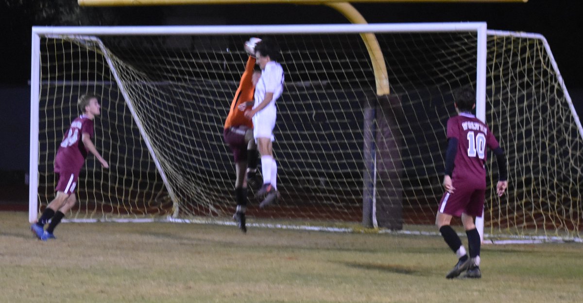 RBYowell2's tweet image. @NdpBoysSoccer (2-5; 0-1) dropped a shootout to #DMWolves (4-3; 1-0) 6-4 tonight in region opener. Fought back from early deficit, had chance to equalize in final 2 minutes at 5-4, before giving up late breakaway goal.  Saints return to #BemisField on Friday to face #8 CSHS⚽️