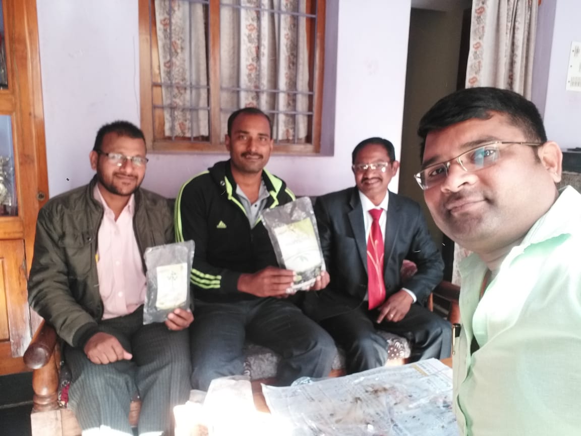 OurIndianBazaar's tweet photo. Indian Bazaar representatives explaining to our farmer brothers about the benefits of Sanjeevini, how it works as a miracle for their crops.
#IndianFarmers #Crops #Sanjeevini #IndianBazaar #EarnMore #Emploment #HerbalProducts #NaturalProducts #IndianBazaarHeros #Members https://t.co/oS32K3h1m0