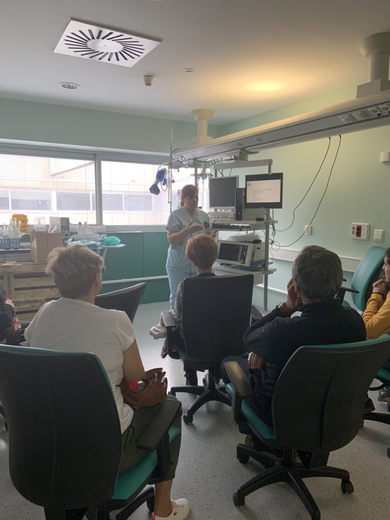 noephl's tweet photo. Nueva sesión general de la Escuela de pacientes y cuidadores de la UCI del HUF!! Tomy les cuenta cómo funciona nuestra unidad y les explica cómo son los dispositivos que tiene su familiar. Buen feedback, salimos contentas @tomym65 @innovaHICU @HUFuenlabrada https://t.co/vfRXoEC4ji